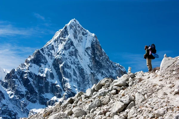 Hiker on mountains - hiking in Nepal - way to everest base camp — Stock Photo, Image
