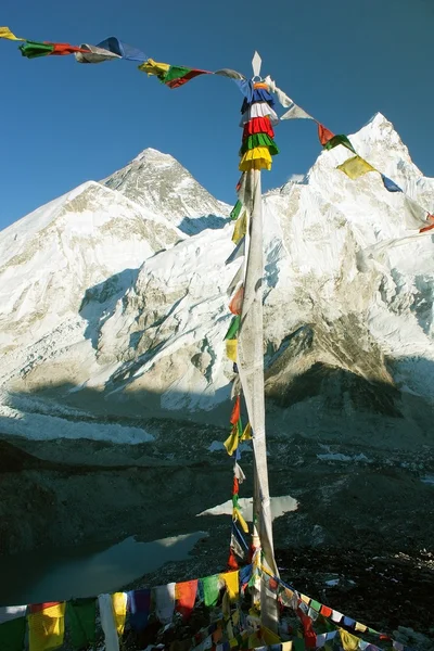 Vista del Everest con banderas de oración budistas de kala patthar —  Fotos de Stock