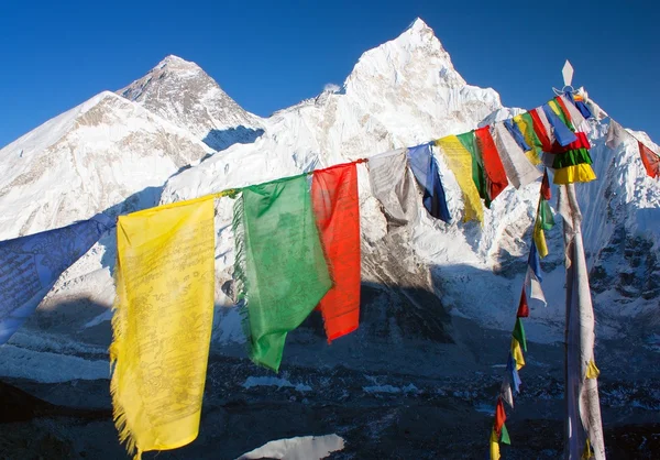 Vista del Everest con banderas de oración budistas de kala patthar —  Fotos de Stock