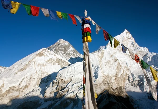 Вид на Эверест с баддистскими флагами от Мбаппе — стоковое фото