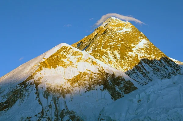 Vista noturna do Everest com pequena nuvem — Fotografia de Stock