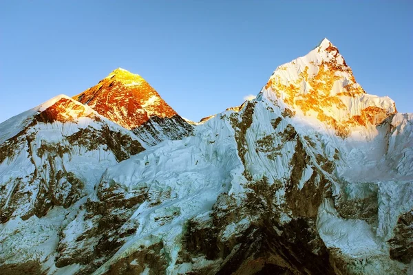 晚上珠穆朗玛峰和努布策山从 kala patthar 的视图 — 图库照片