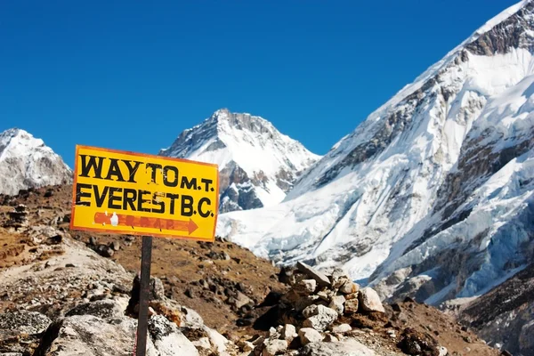 Manera de la señal para montar everest b.c. y panorama del Himalaya — Foto de Stock