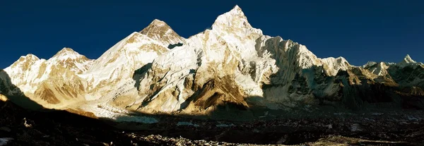 Вид на Эверест и Нупце с Кала Паттар — стоковое фото