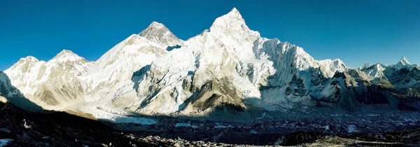 Вид на Еверест і Нуптзе від Кала Patthar — стокове фото