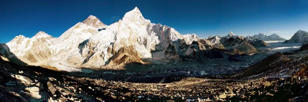 Vista del Everest y Nuptse desde Kala Patthar — Foto de Stock