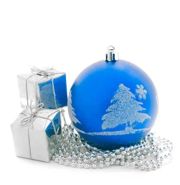 Boule de Noël bleue avec petites boîtes cadeaux — Photo