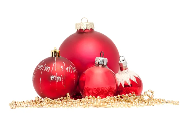 Чотири червоні різдвяні кульки з золотим бісером — стокове фото