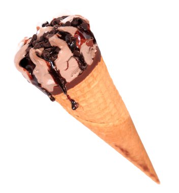 Beyaz arka planda izole edilmiş çikolatalı dondurma külahı.