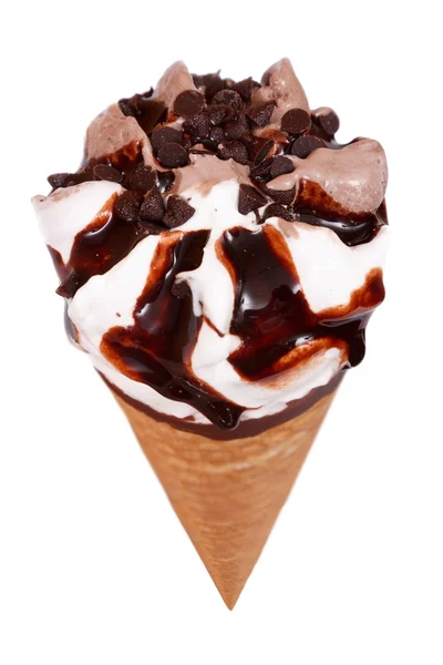 Beyaz arka planda izole edilmiş çikolatalı dondurma külahı. — Stok fotoğraf