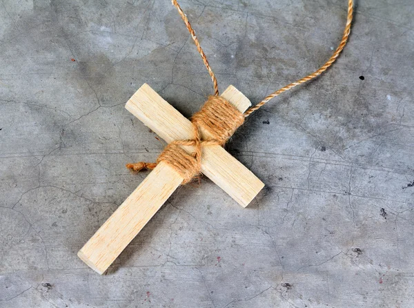 Collier crucifix look antique en bois — Photo