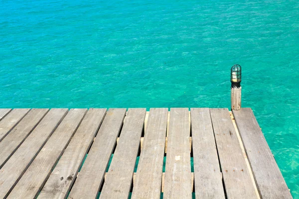 Ponte leva à praia tropical em uma paisagem marinha azul-turquesa — Fotografia de Stock