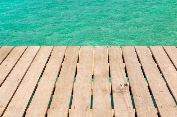Puente conduce a la playa tropical en un paisaje marino de color turquesa —  Fotos de Stock