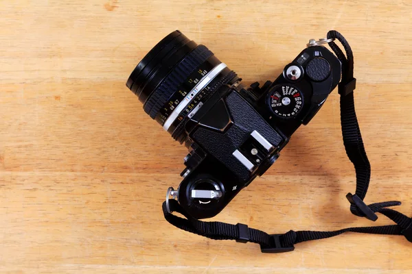 Câmera de filme velho na mesa de madeira — Fotografia de Stock