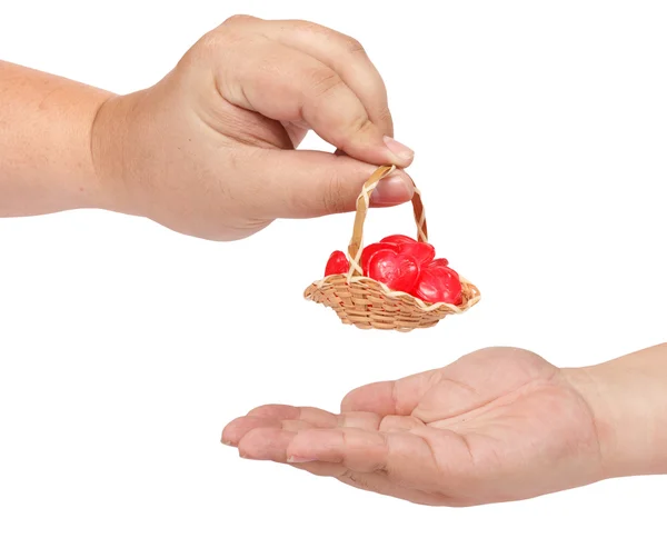 심장 모양 사탕과 작은 작은 바구니 — 스톡 사진