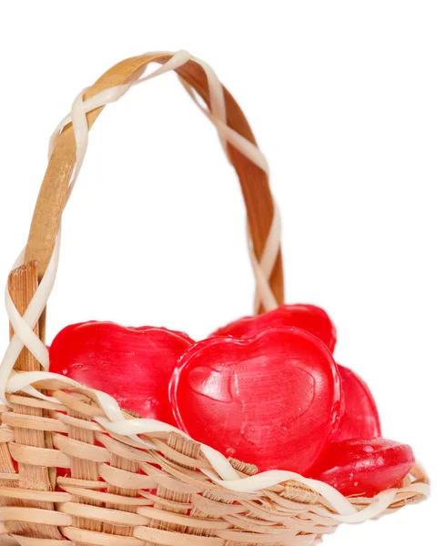 Маленькая плетеная корзинка с конфетками в форме сердца — стоковое фото