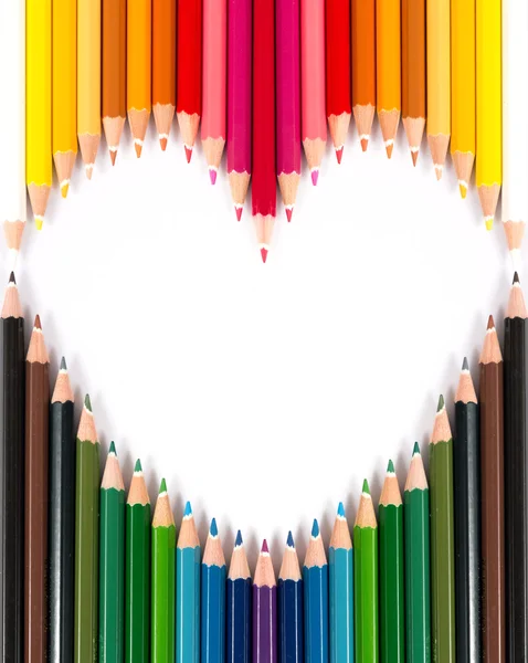 Lápiz pastel colorido organizar en forma de corazón —  Fotos de Stock