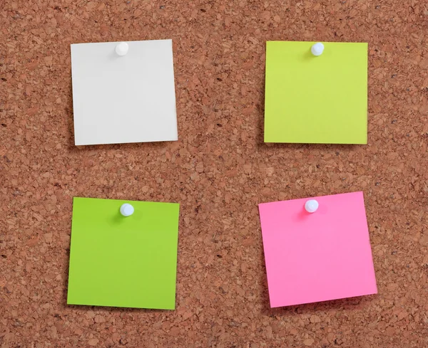 Colorido post-lo pino de papel na placa de cortiça — Fotografia de Stock