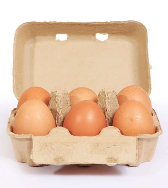 Ovos de galinha marrom em caixa de papelão — Fotografia de Stock