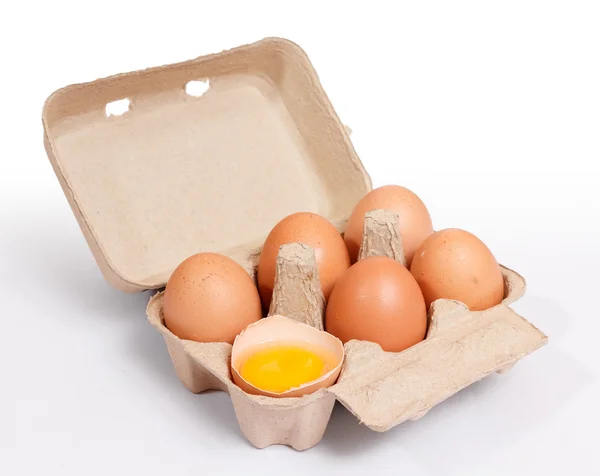 Hnědé slepičí vejce v krabici — Stock fotografie
