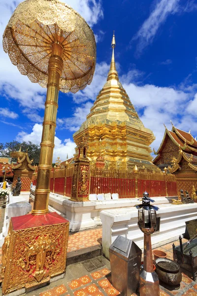 Goldene Pagode im blauen Himmel von Chengmai, Thailand — Stockfoto