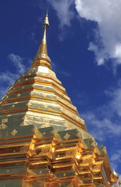 Goldene Pagode im blauen Himmel von Chengmai, Thailand — Stockfoto