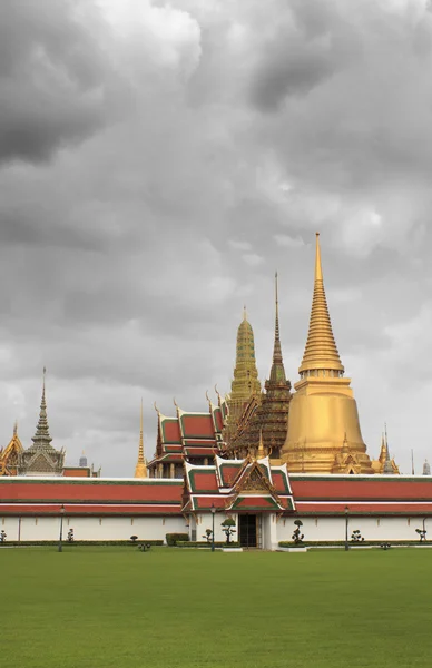 Ancient bangkok thailand grand palace and temple in dark sky — Stock Photo, Image