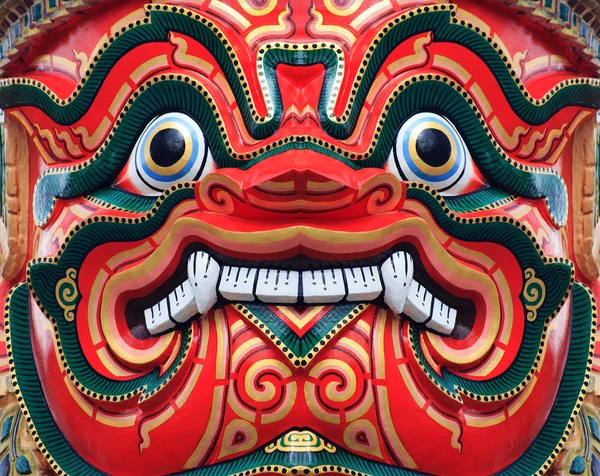Antique Thai gigante rosto vermelho em wat para kaew — Fotografia de Stock