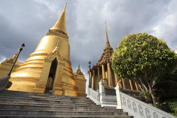 Gamla bangkok thailand grand palace och tempel i mörk himmel — Stockfoto