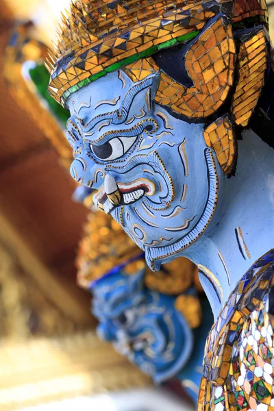 Antiguo tailandés cara azul gigante en wat pra kaew — Foto de Stock
