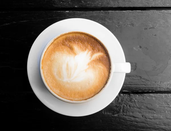 Gelas putih kopi latte panas — Stok Foto