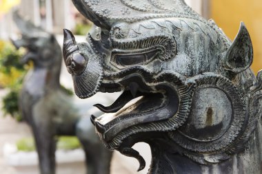 WAT pho, Tayland, thailand, aslan şeytan figürü buddha Tapınağı dekore edilmiştir.