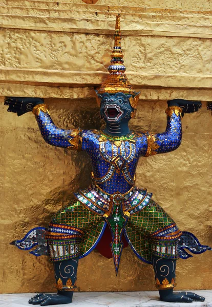 Figura Ramayana en el templo de Wat prakaew, Tailandia — Foto de Stock