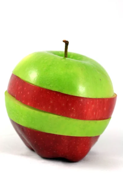 Jabłko w plasterkach izolowane na białym — Zdjęcie stockowe