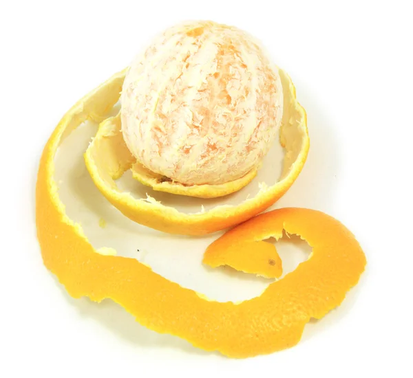 Peler l'orange fraîche isolée sur fond blanc — Photo