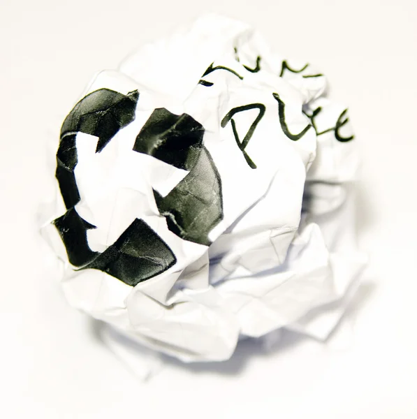 Zerknülltes Altpapier mit Recyclingschild — Stockfoto