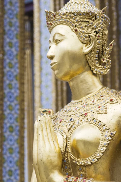 Gyllene Kinnaree (hälften kvinna - halv fågel) figur — Stockfoto