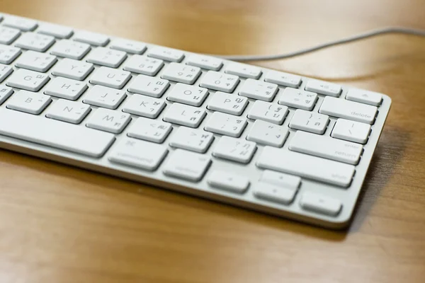 オフィスの環境でモダンなデザインの白いキーボード — ストック写真