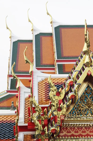Wat prakaew, Thailand, konzentriert sich auf Buddha-Dekoration auf dem Dach des Tempels — Stockfoto