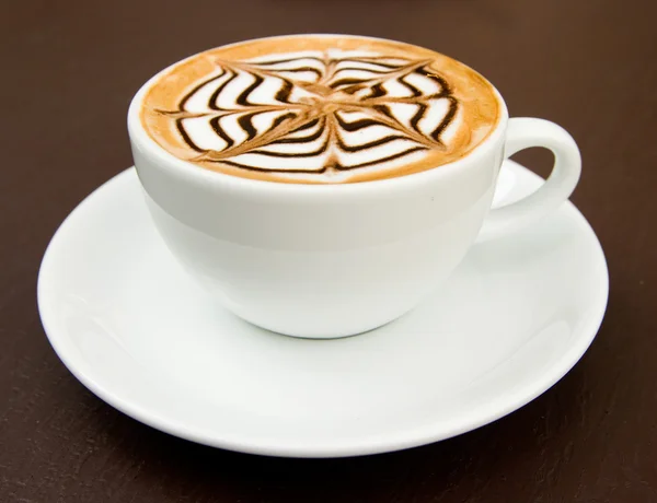 Taza blanca de café con leche caliente sobre mesa de madera oscura —  Fotos de Stock