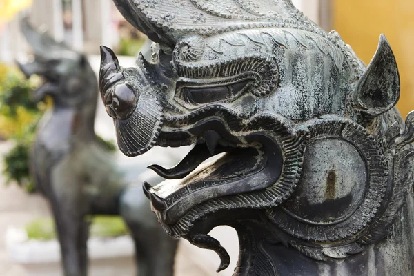 Wat Pho, Thailandia, figura demone leone decorato intorno al tempio buddha — Foto Stock