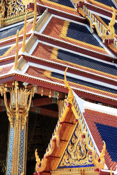 Świątynia Szmaragdowego Buddy, Tajlandia, koncentruje się na Buddy rozciągacz góry ozdoba dachu — Zdjęcie stockowe