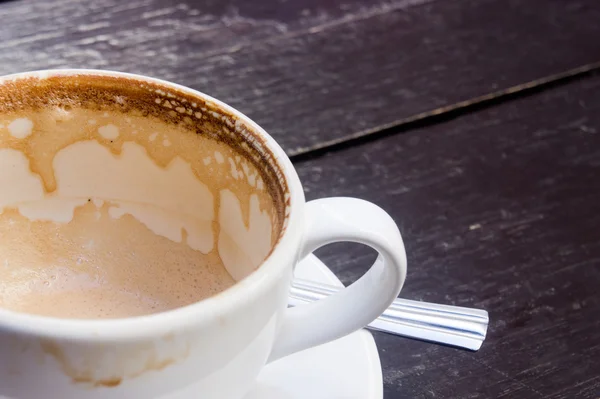 Xícara branca de café quente latte na mesa de madeira escura — Fotografia de Stock