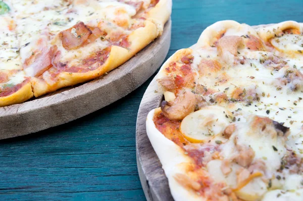 Hausgemachte Schinken-Käse-Nuss-Pizza — Stockfoto