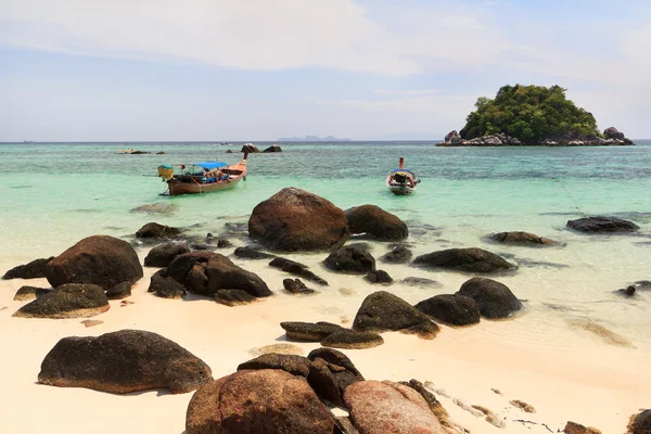 Tailândia praia costa de Andaman mar azul-turquesa — Fotografia de Stock