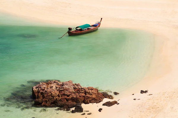Barco de cauda longa na costa da praia de Andaman mar azul-turquesa, Tailândia — Fotografia de Stock