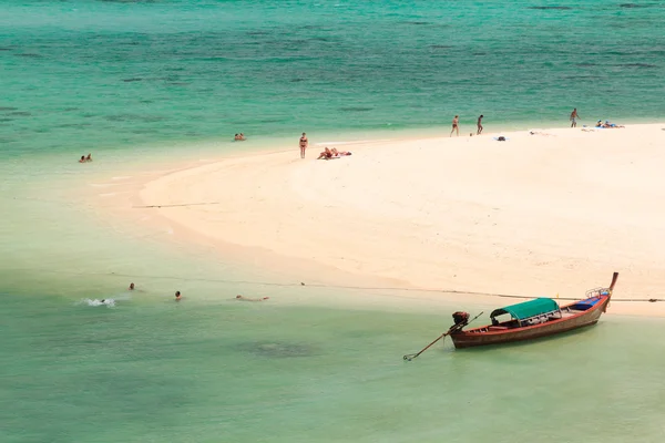 Longtail hajóval beach türkiz part az Andamán-tenger, Thaiföld — Stock Fotó