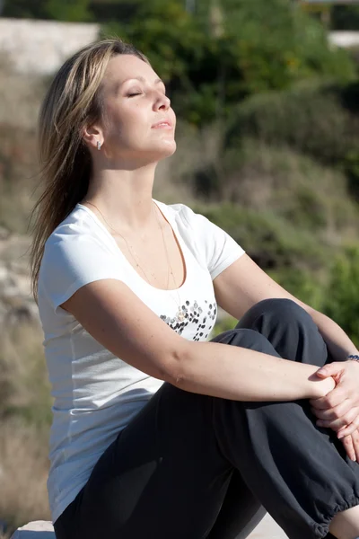 Mujer relajarse al sol — Foto de Stock