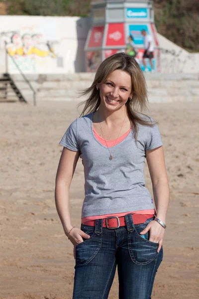 Plajda sarışın gülümseyerek kadın Stok Fotoğraf