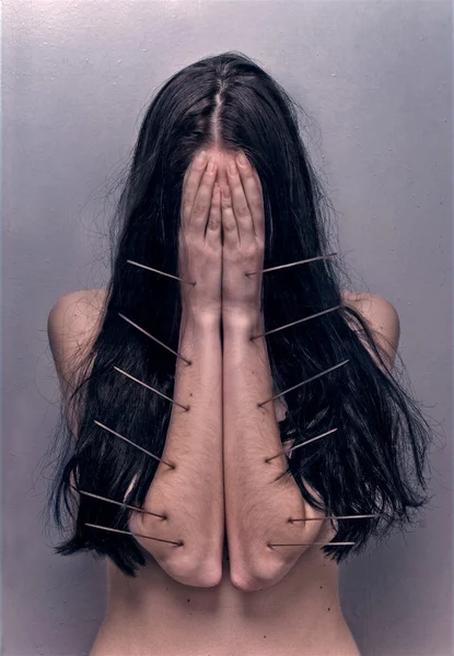Молода жінка прикриває обличчя рукою — стокове фото